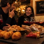 Restaurant de tapas : croquetas dorées et sangria en intérieur chaleureux