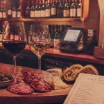 Bamboche bar à vin et cave : planche tapas, verres de vin, carte des vins