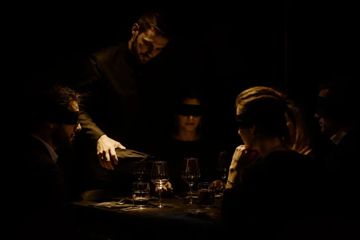 Restaurant concept original Paris : dîner sensoriel dans l’obscurité à Paris