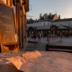 Terrasse de restaurant sur la place du Marché de Dijon, vue sur les Halles