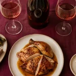 Saint-Amour accord mets vins : poulet fermier, champignons rôtis et brie